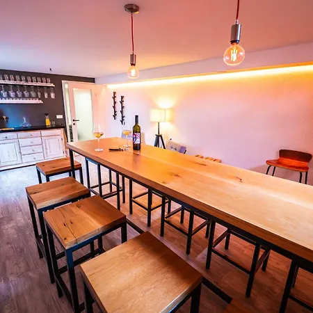 Arnold's Nest Vila *